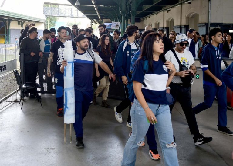 Hinchas de Estudiantes y Gimnasia marcharon al Congreso en apoyo a los jubilados