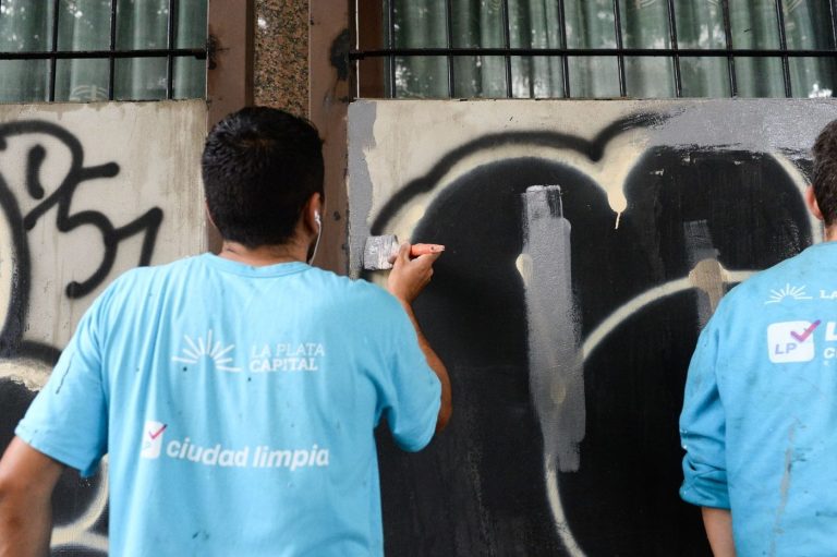 La Plata avanza con la renovación de frentes y espacios públicos en el marco del programa «Ciudad Limpia»
