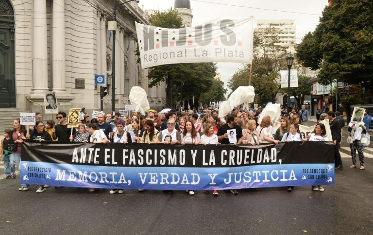 Masiva movilización en La Plata por el Día de la Memoria