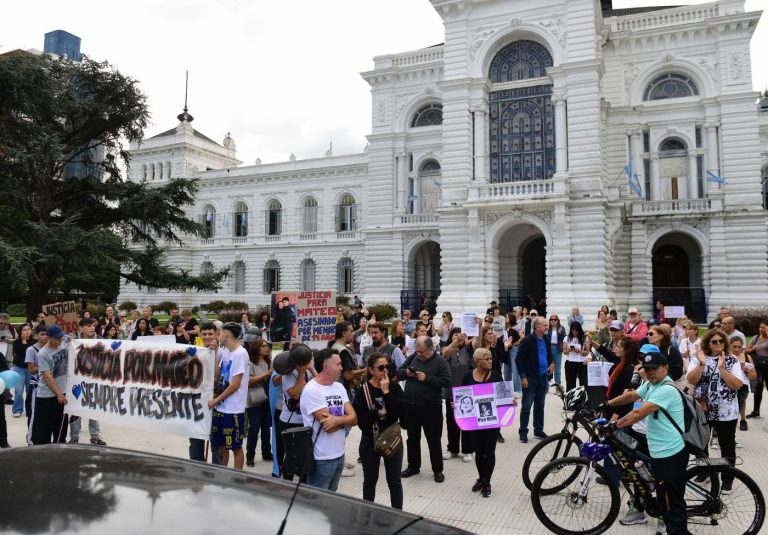 Multitudinaria caravana en La Plata contra la inseguridad