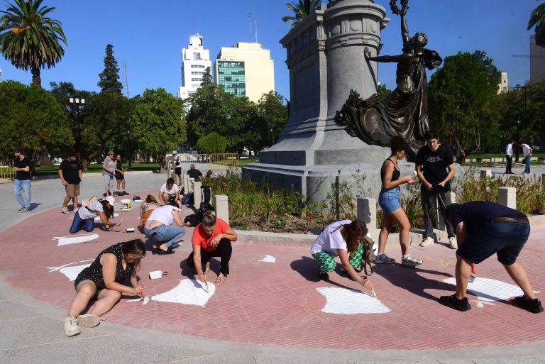 Repintan los pañuelos de Madres de Plaza de Mayo en Plaza San Martín