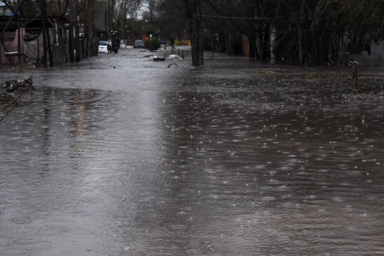 Alerta naranja en La Plata y la región: calles anegadas y evacuados en Berisso