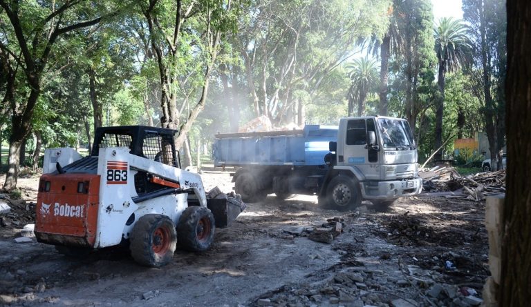 Demolieron una estructura abandonada en el parque San Martín para recuperar el espacio público
