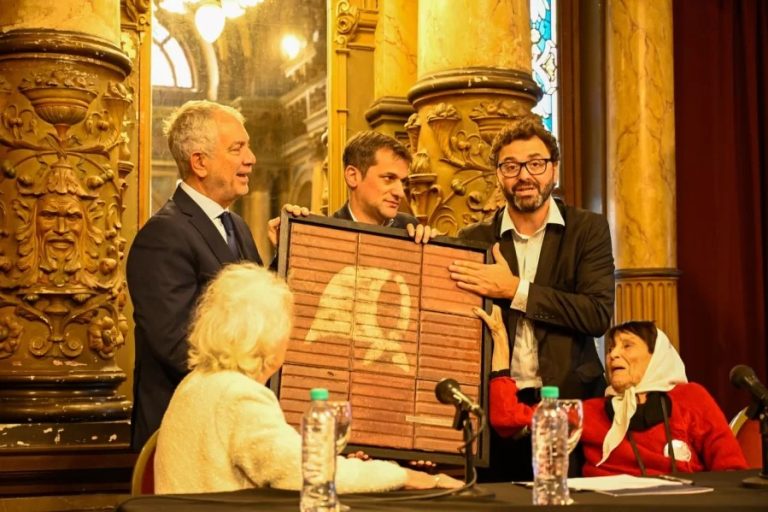 Homenaje en La Plata a 48 años de la fundación de Madres de Plaza de Mayo