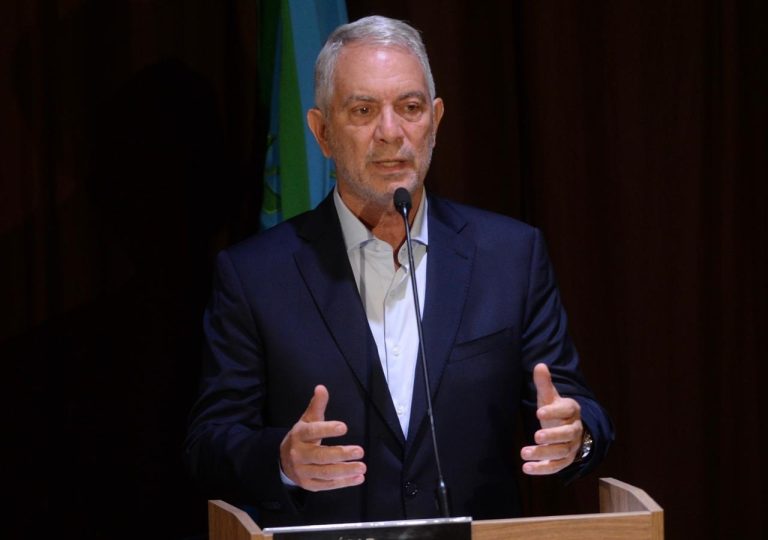 Alak firmó tres convenios clave con la Provincia para transformar El Mercadito