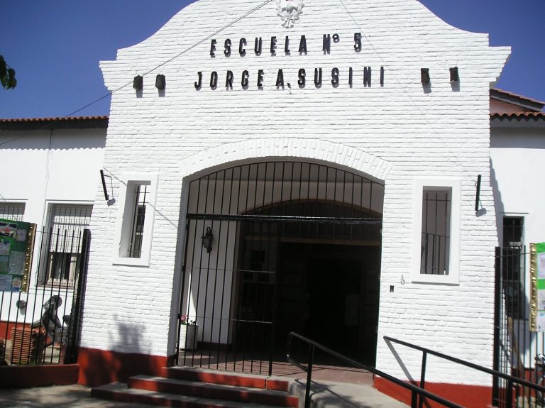 Violento ataque en una escuela de Ensenada: un adolescente apuñaló a dos hermanos