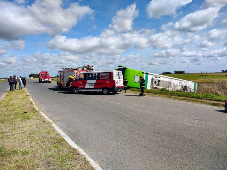 Fatal accidente en la ruta 51: confirman la sexta víctima del vuelco del micro que iba a La Plata