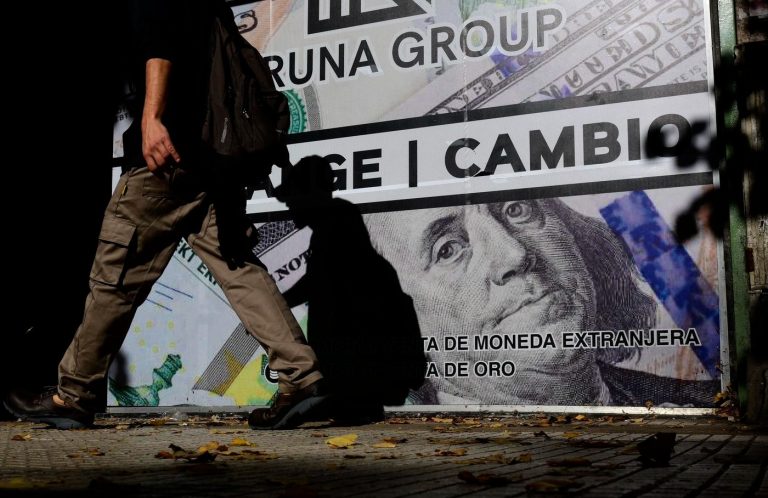 Tras el levantamiento del cepo, el dólar se desploma en La Plata y cae hasta $1.190