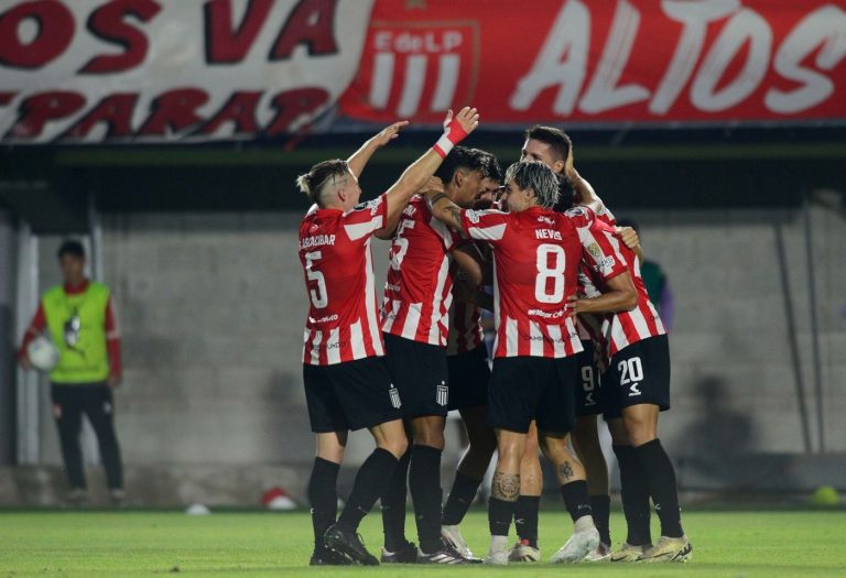 Estudiantes ganó con garra y volvió a prenderse en la Copa Libertadores