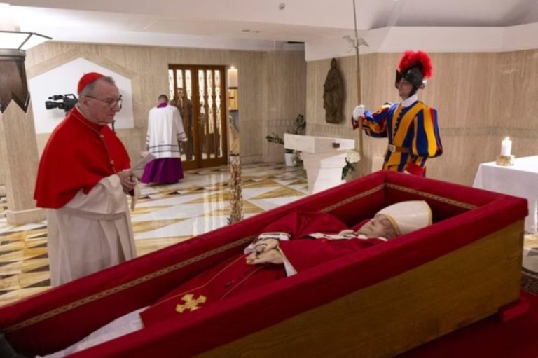 El Vaticano difundió las primeras imágenes del Papa Francisco en su ataúd