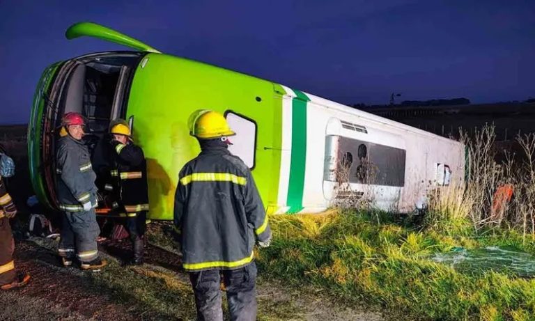 Tragedia camino a La Plata: cinco muertos en el vuelco de un micro de larga distancia
