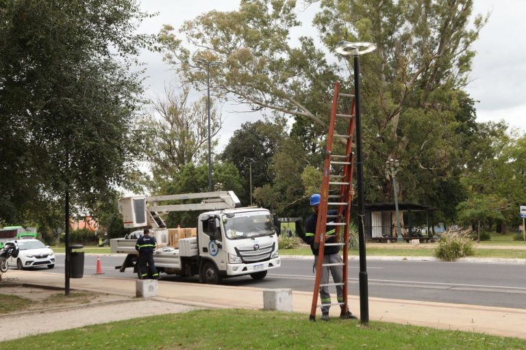 La Plata avanza con un plan de alumbrado público que ya superó los $15 mil millones en inversión