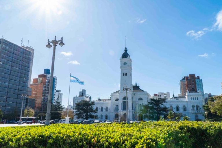 Nuevo aumento salarial en La Plata: los municipales cobrarán un 7% más con el sueldo de mayo