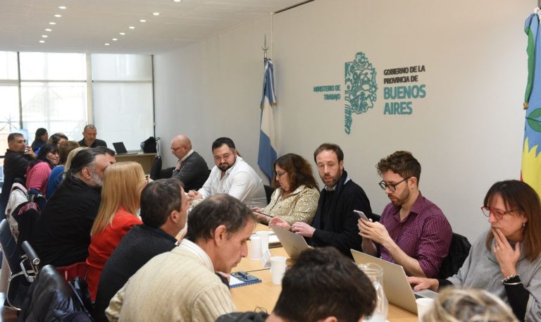 Sin propuesta salarial, el gobierno bonaerense retomó las paritarias con docentes y estatales