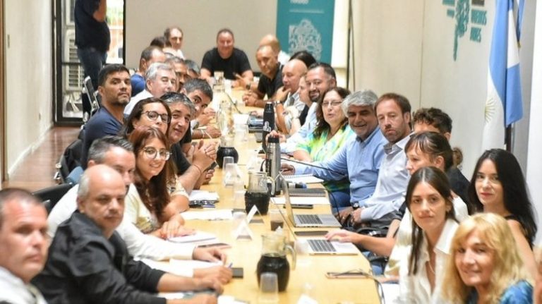 Fuerte tensión en las paritarias bonaerenses: los gremios exigen aumentos con impacto retroactivo