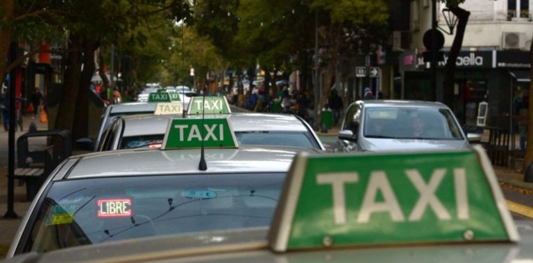 Taxis en crisis: lanzan recorridos compartidos por avenidas clave de La Plata a $1.500 por viaje