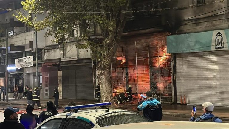 Incendio en pleno centro de La Plata: se prendió fuego el supermercado Market 54