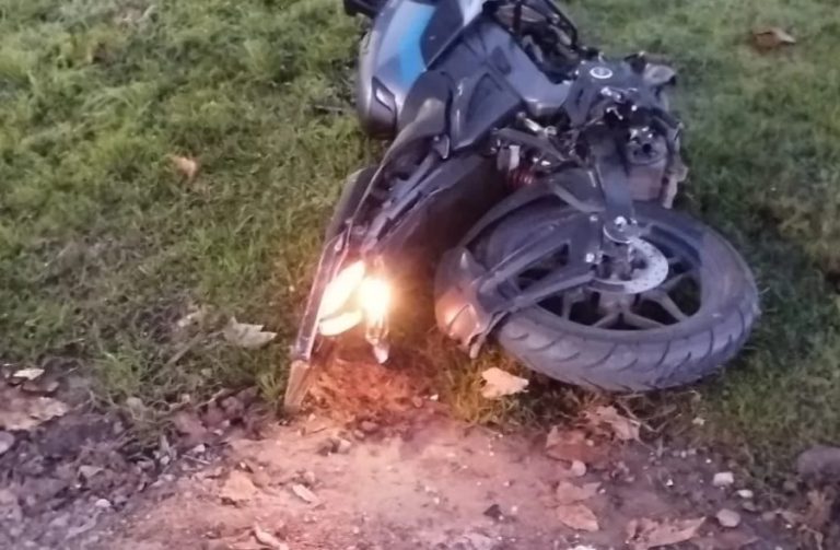 Tragedia en Los Hornos: un motociclista murió tras ser embestido por un micro en avenida 60