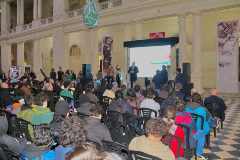 Alak lanzó un plan para formar jóvenes en tecnología y consolidar a La Plata como polo del conocimiento