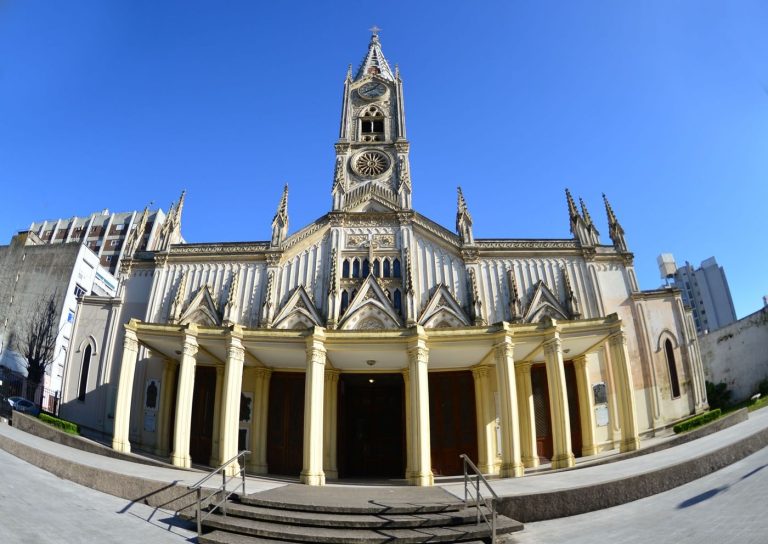 Festejos en La Plata tras la elección del nuevo Papa León XIV: campanadas y emoción en San Ponciano