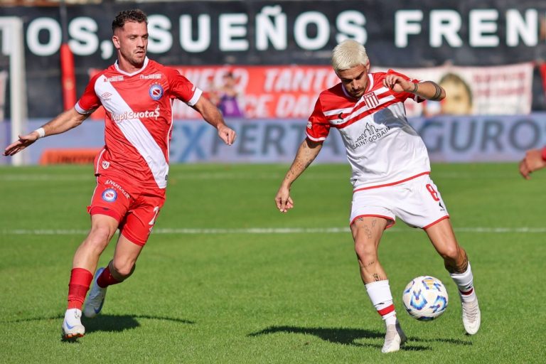Estudiantes fue goleado por Argentinos pero clasificó a octavos gracias a otros resultados