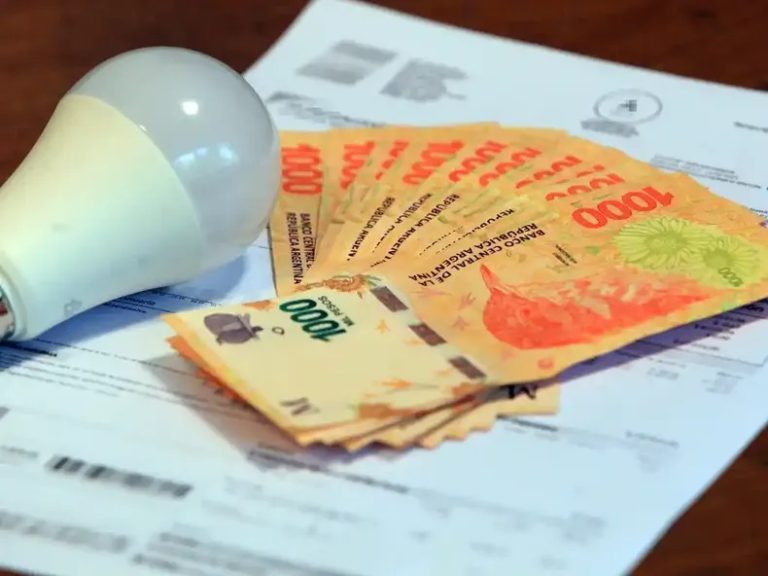 Nuevos aumentos en servicios: suben la luz y el transporte en La Plata y la región