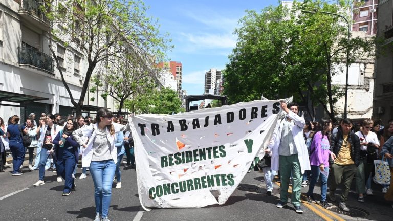 Médicos marchan en La Plata para exigir mejoras salariales