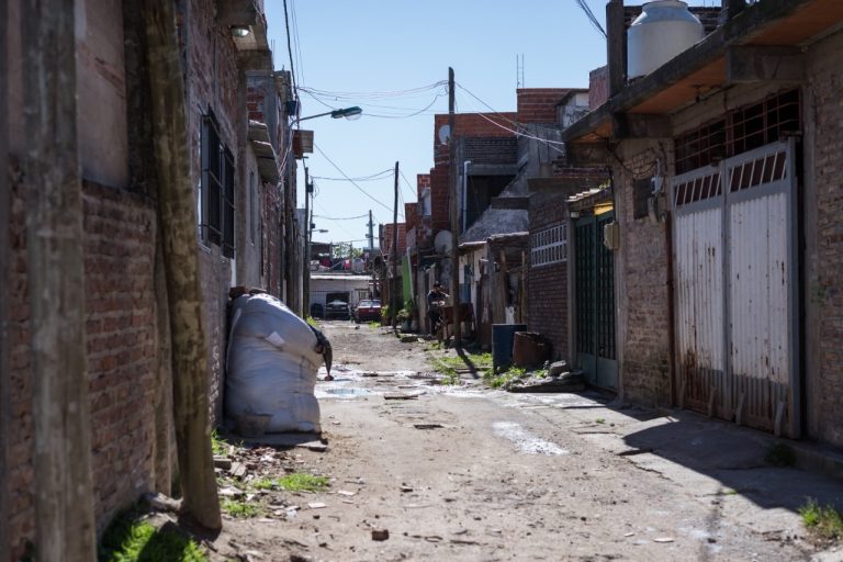 El 90% de los barrios populares de La Plata no tiene cloacas