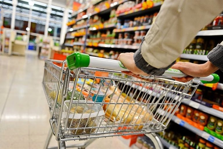 Alimentos, ropa y salidas: los recortes de los argentinos