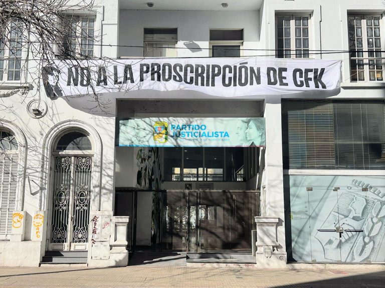 La Plata marcha por Cristina Kirchner rumbo a Comodoro Py