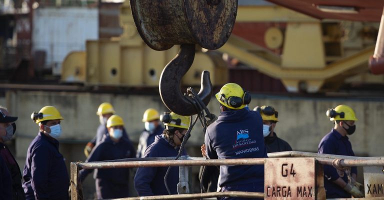 Trabajadores del Astillero Río Santiago marchan en La Plata por recomposición salarial