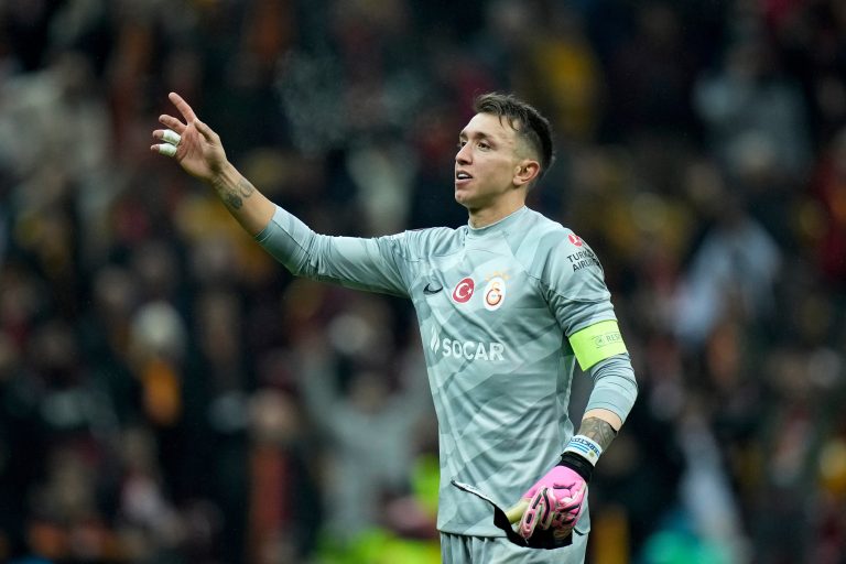 Muslera suena en Estudiantes, pero su llegada es difícil