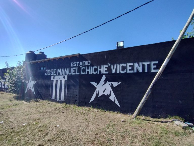Cuando de un bajo nace una cancha: a 30 años de un partido especial para Estrella de Berisso