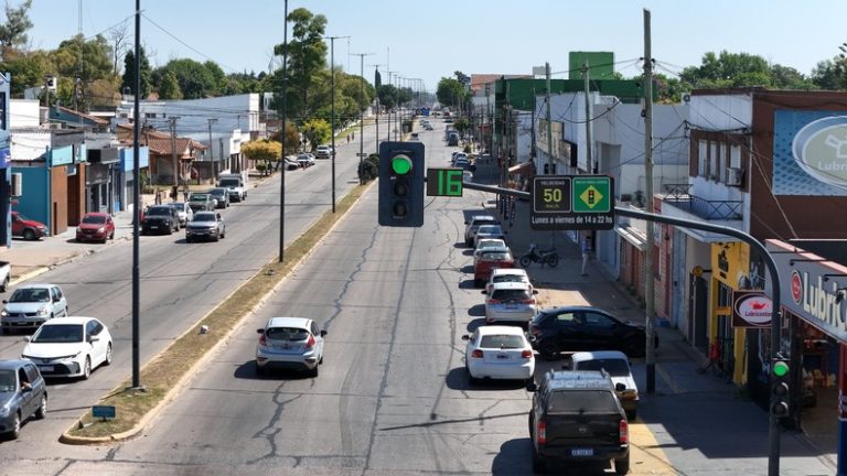 La Plata moderniza el tránsito con 200 semáforos inteligentes