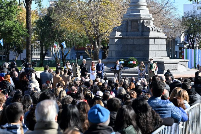 Kicillof y Alak reiunaguraron Plaza Italia en La Plata
