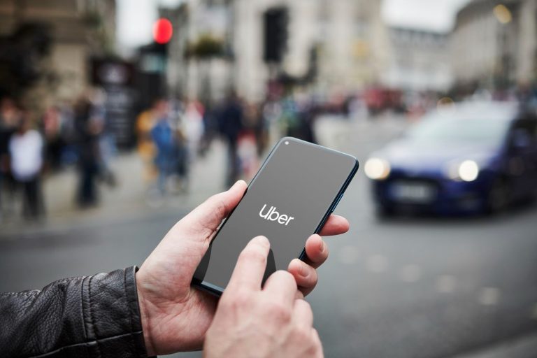 En La Plata buscan regular Uber, Didi y Cabify