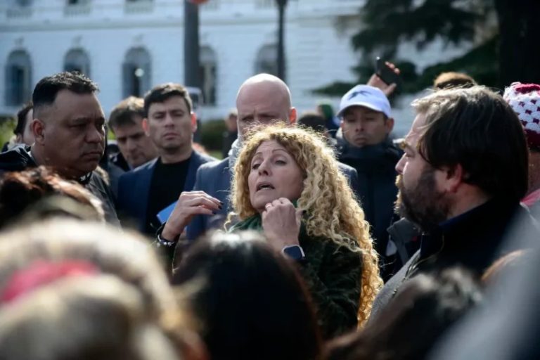 Manteros protestaron contra Alak en La Plata tras el cierre de la feria en Parque Saavedra
