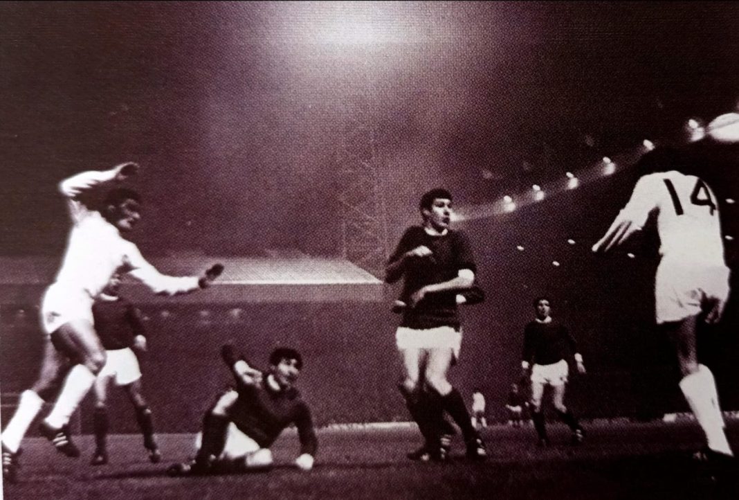 Juan Ramón Verón scoring a goal for Estudiantes de La Plata.