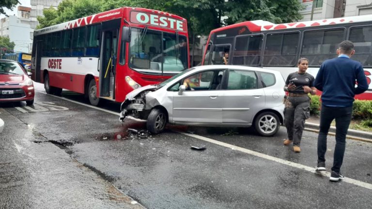 Un auto sin frenos causó pánico en el centro de La Plata