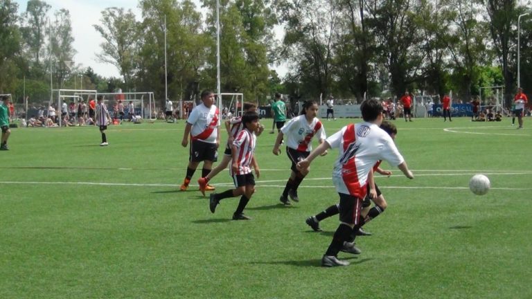 ¿Te imaginás 94 equipos en 20 canchas en simultáneo? Al Country Pincha llega el evento de Escuelas de fútbol