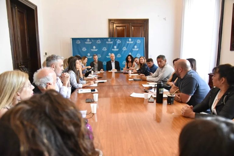 Julio Alak lidera encuentro sobre tierras y hábitat en La Plata