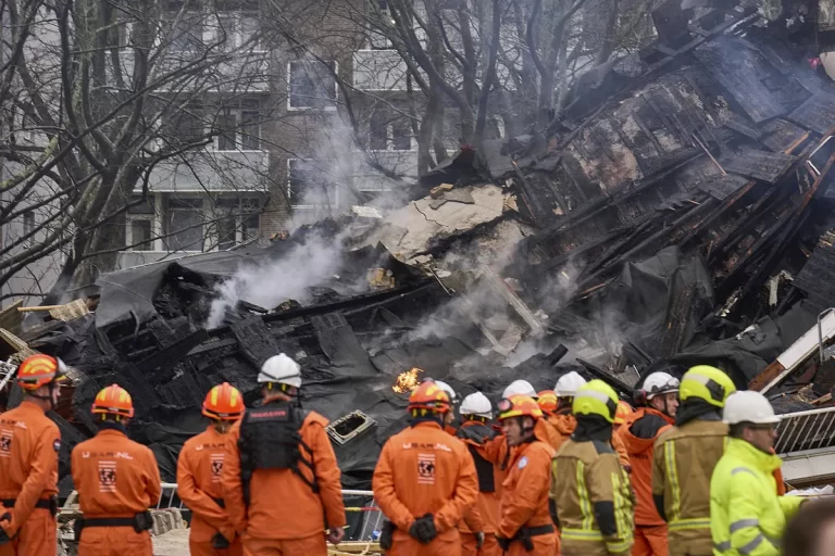 Equipos de rescate trabajan tras la explosión de un edificio de apartamentos en La Haya, que deja al menos cuatro heridos 