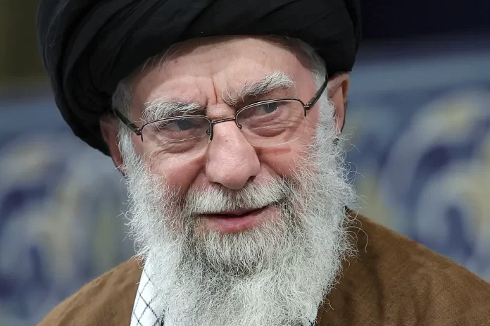 El líder supremo de Irán acusa a Estados Unidos, Israel y Turquía de provocar la caída de Asad