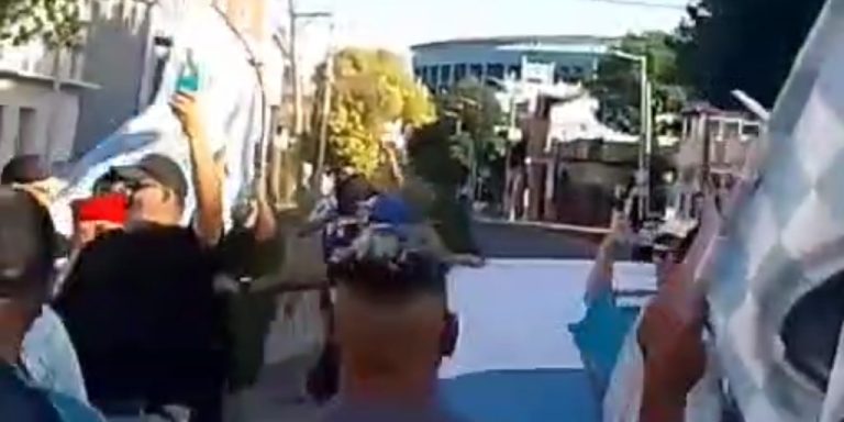 Así recluta gente la barra disidente de Racing para ganar la tribuna: los nuevos videos del enfrentamiento durante las elecciones 