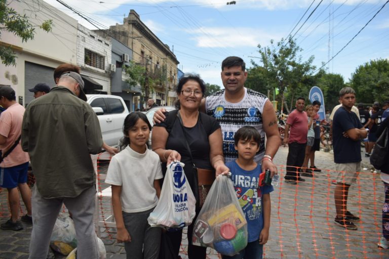 Entrega solidaria en Berisso y La Plata: UOCRA distribuyó alimentos y bolsas navideñas