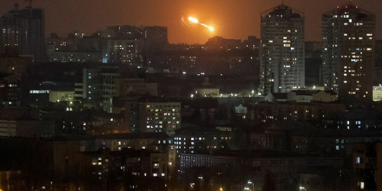 Los drones rusos sobrevuelan Kiev todas las noches: estos voluntarios los derriban 