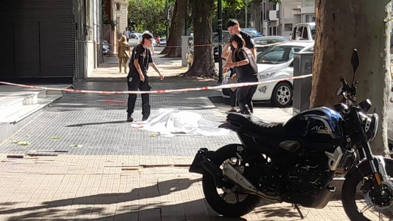 Tragedia en La Plata: un hombre cayó desde el Dazzler Hotel frente a Plaza Moreno