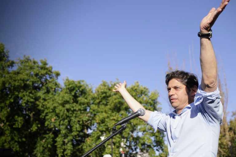 Axel Kicillof encabezó una mateada en La Plata y cargó contra las políticas de Milei