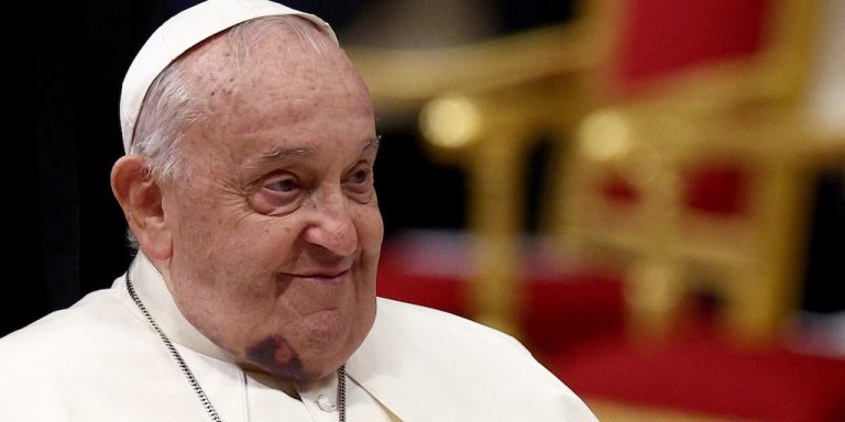 El papa Francisco sufrió un golpe en el rostro: la explicación del Vaticano sobre la causa del hematoma 