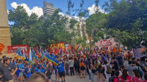 Congreso de la FUBA con peluca